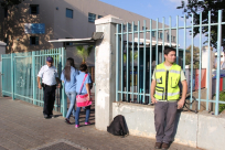 قائد الشرطة "دافيد جيز" يتجول على المدارس ويطّلع على سير العملية التعليمية في يافا